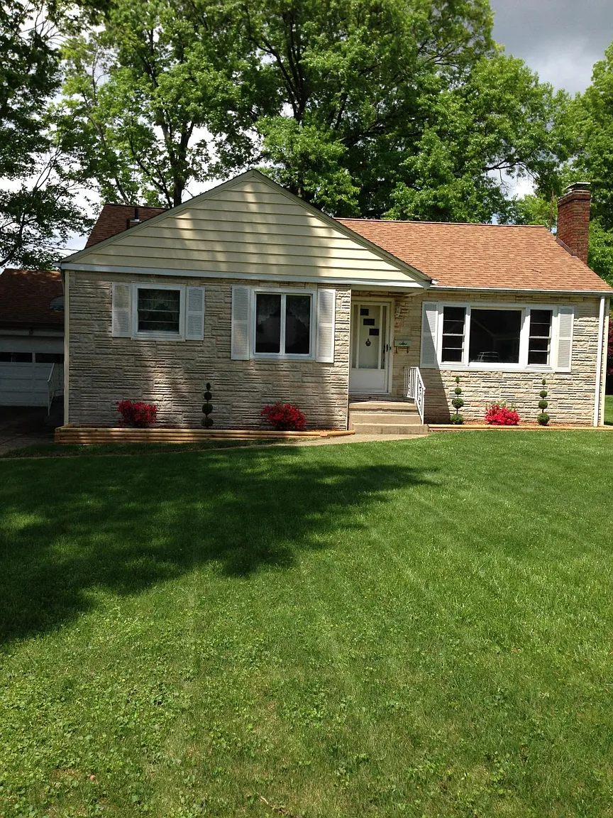 720 Canterbury Ln photo 1
