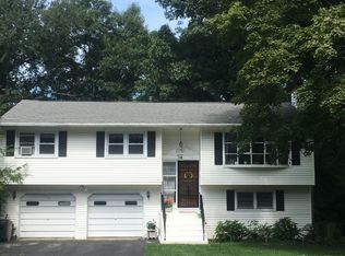 18 Bellmore Dr, Poughkeepsie, NY 12603