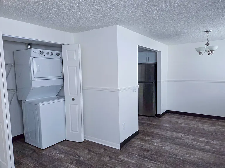 Dixon Manor Apartment Homes — Photo 12