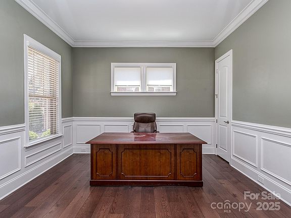 5th image of 323 Cheshire Ln