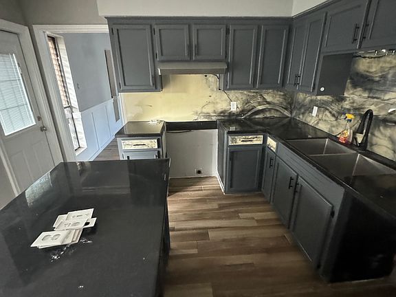 3rd image of 5202 Edinburg Cir