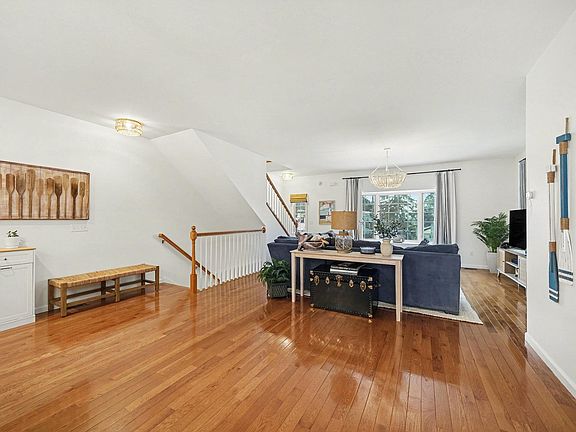 4th image of 217 W Merchant St