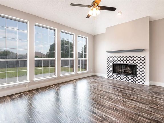 4th image of 2302 Valley Creek Dr