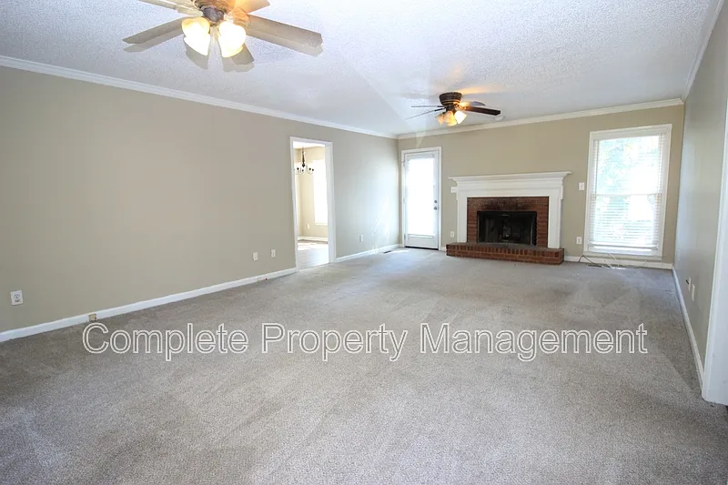 4 bed, 2.0 bath, 1456 sqft, $2,000 — Photo 2