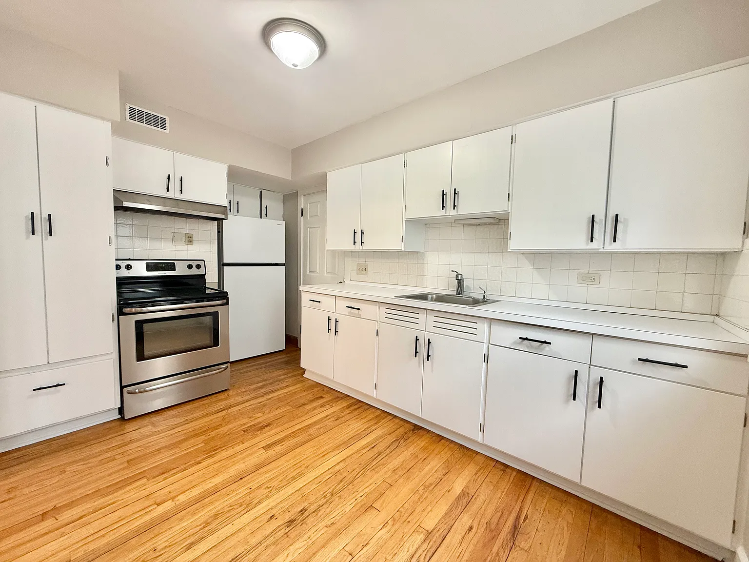 2 bed, 1200 sqft, $1,595 — Photo 4