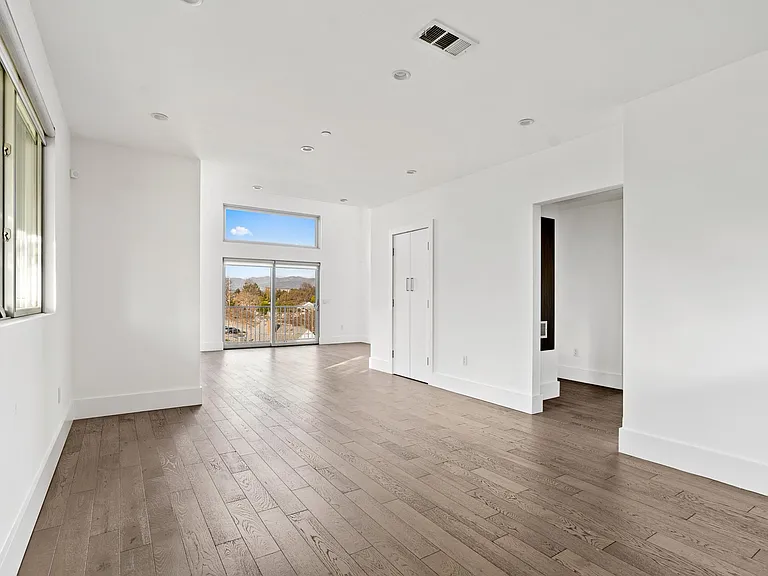11611 Moorpark St #6 — Photo 2