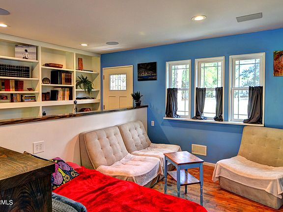 4th image of 1009 Adelaide Drive