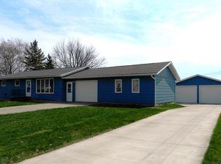 602 Railroad St, Hull, IA 51239