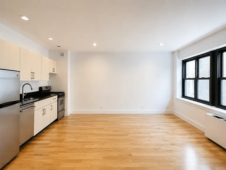213 E 37th St #5H — Photo 2