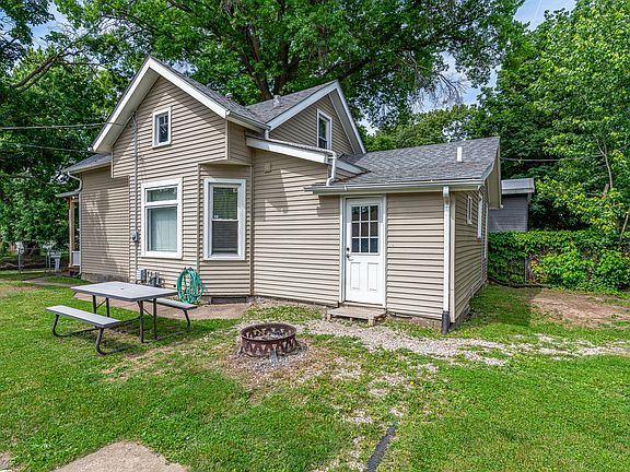 3rd image of 906 W 14th St