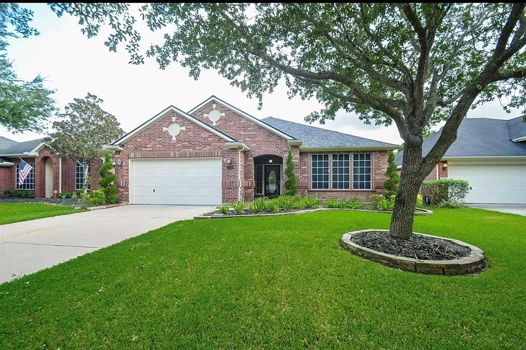 3 bed, 2.0 bath, 2455 sqft, $2,600 — Photo 1