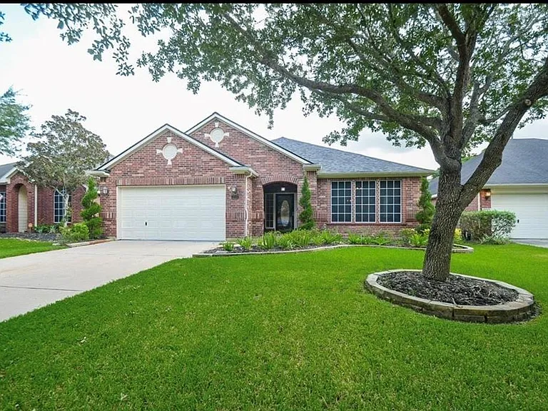210 Riverway Bluff Ln — Photo 1