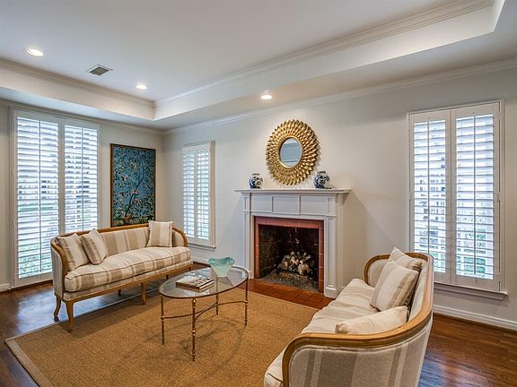 3rd image of 4606 S Versailles Ave