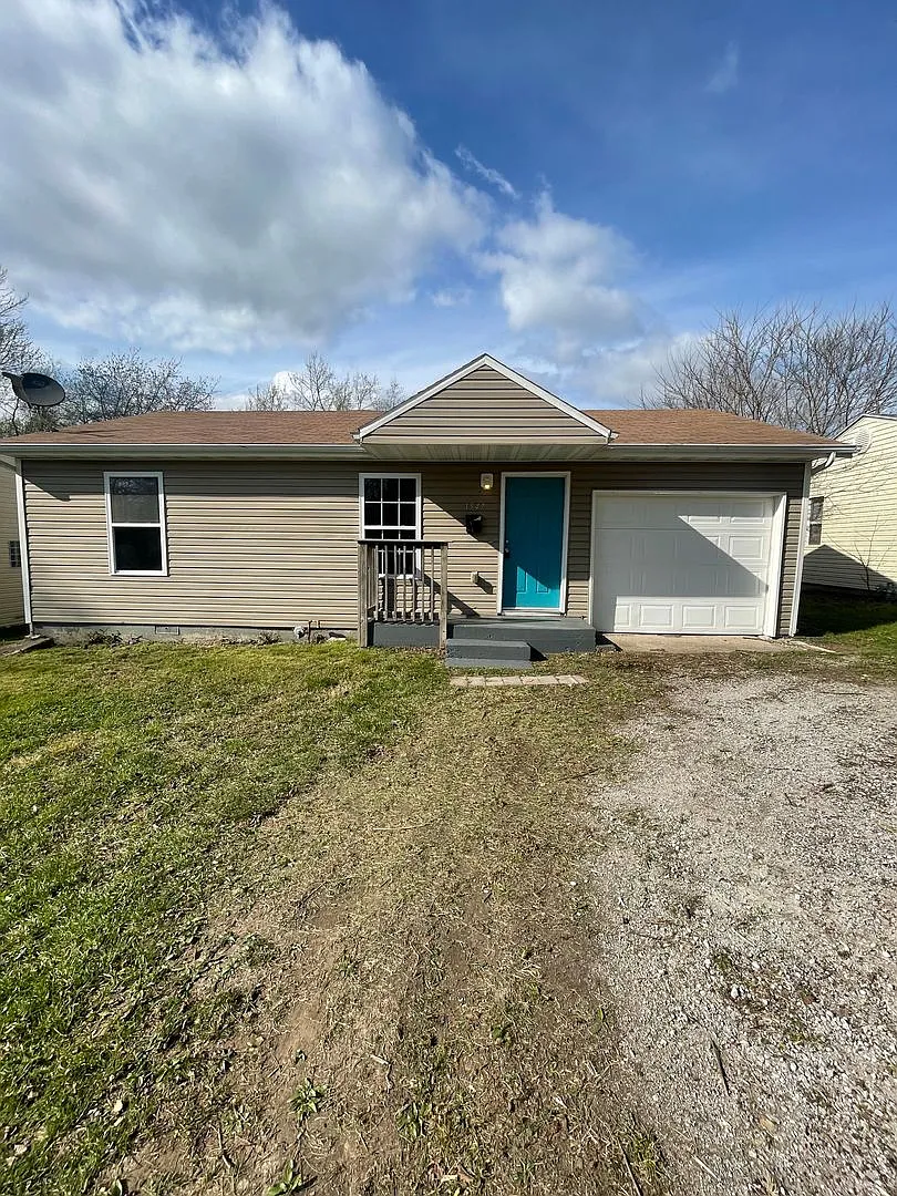 3 Bedrooms. 2 Bathrooms. Giant Backyard. What More Do You Need? — Photo 1
