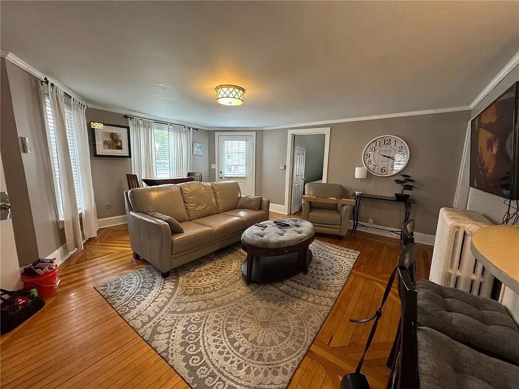 3 bed, 1.0 bath, 1000 sqft, $3,750 — Photo 2