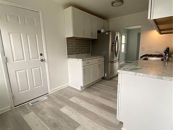 5th image of 4055 Ark Ave
