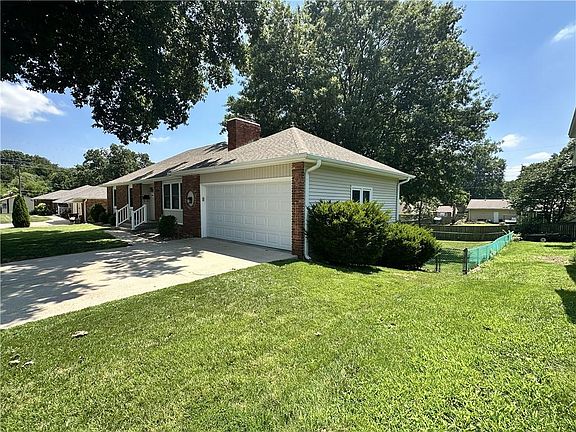 3rd image of 304 Hillcrest Dr
