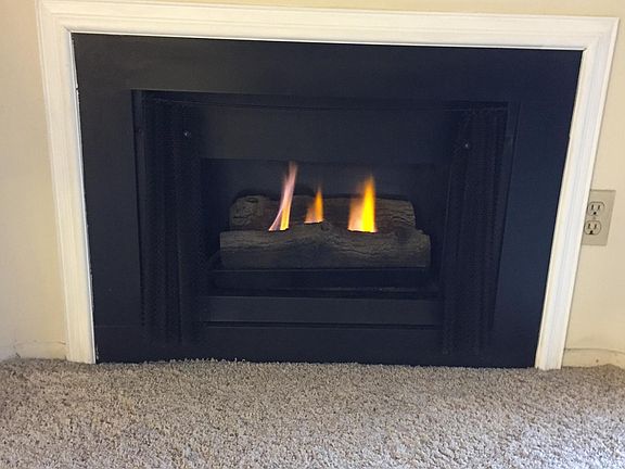 Vaulted ceiling as you enter in living area