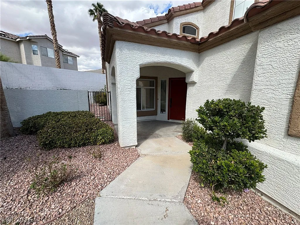 3 bed, 3.0 bath, 2407 sqft, $3,100 — Photo 2