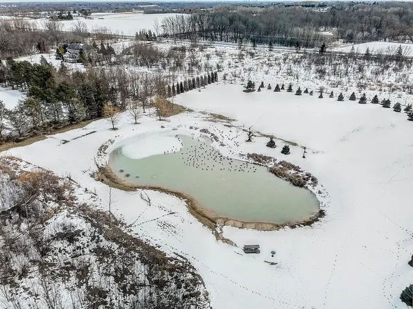 10523 W Hawthorne Farm Ln, Mequon, WI 53097