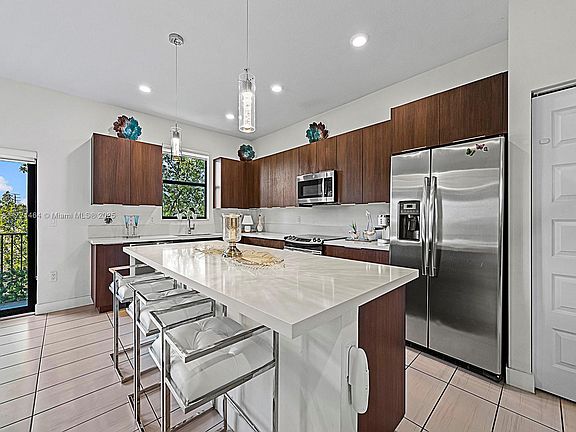 5th image of 10467 NW 82nd St Unit 6