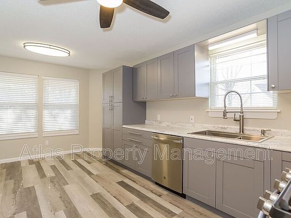 5th image of 820 NW Valley Woods Dr