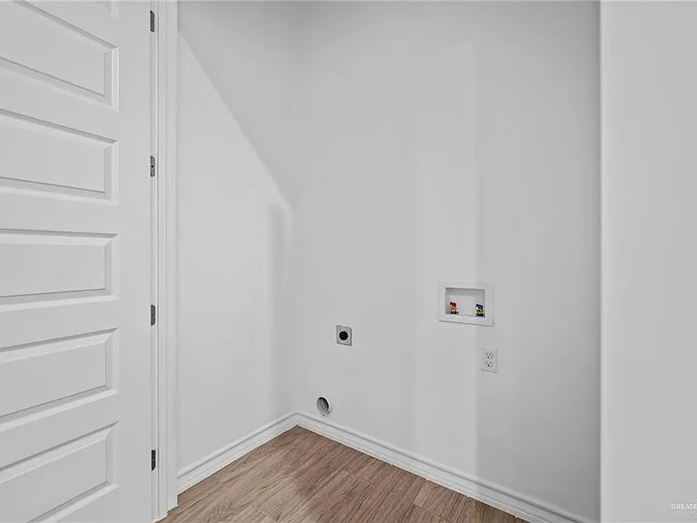 2716 E Conroe Rd — Photo 22