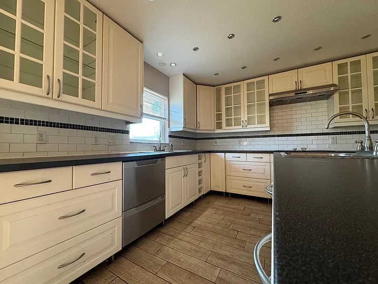 313 Fish Hawk Dr — Photo 8