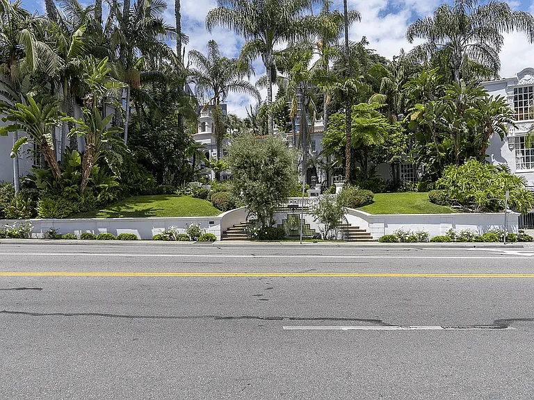8491 Fountain Ave — Photo 5