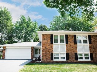 945 Arkansas Dr, Schaumburg, IL 60007