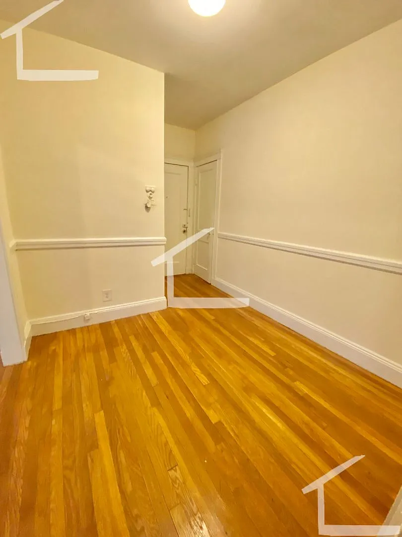 Charming 1 Bedroom — Photo 2
