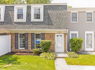 525 Northampton Ln, Roselle, IL 60172