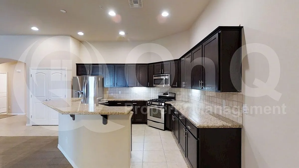 3 bed, 2.0 bath, 1950 sqft, $2,400 — Photo 2