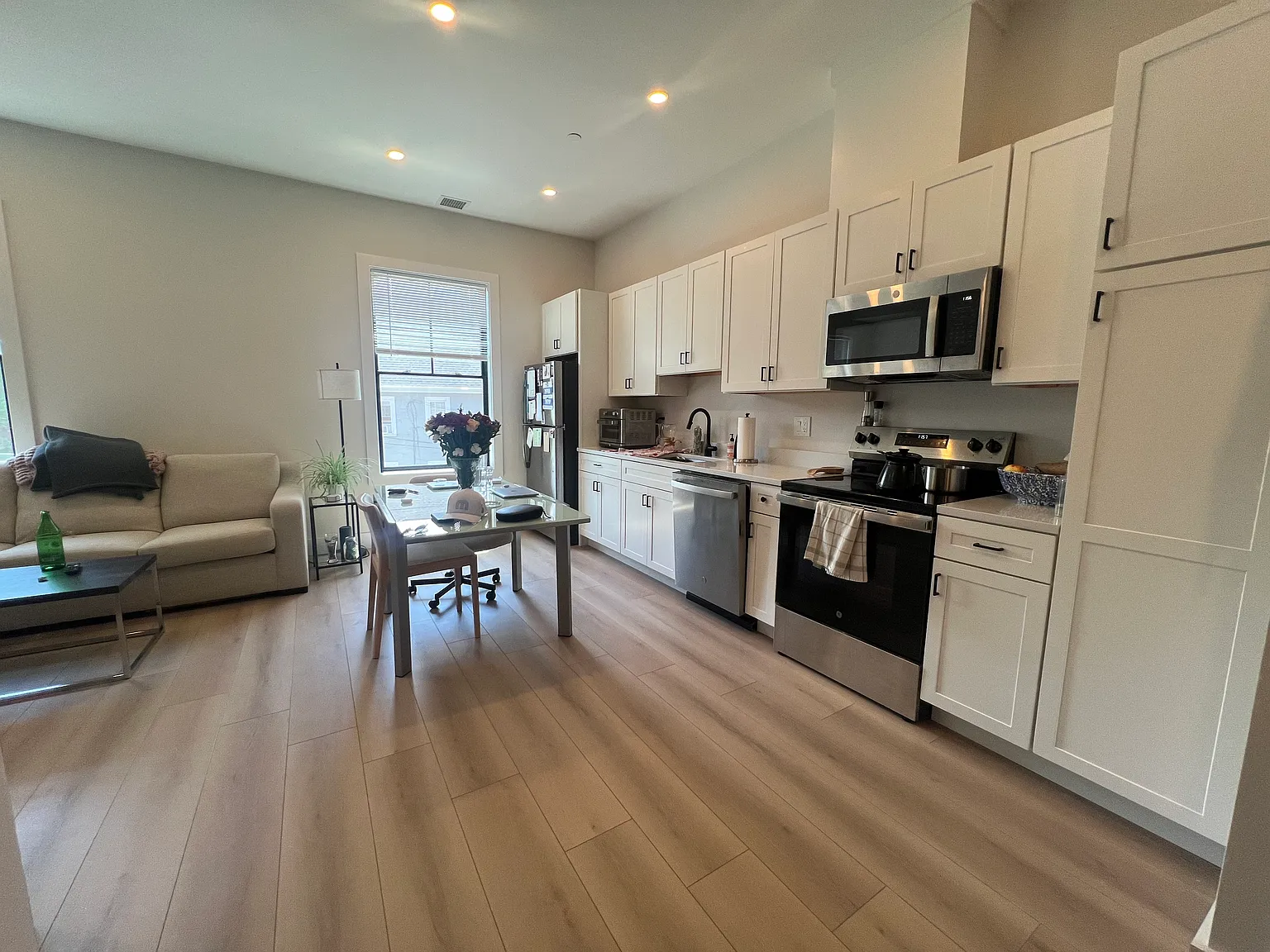 1 bed, 700 sqft, $2,385 — Photo 1