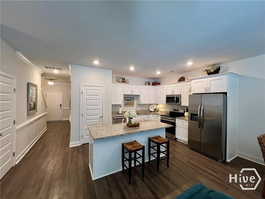 3 bed, 2.5 bath, 1605 sqft, $2,000 — Photo 3
