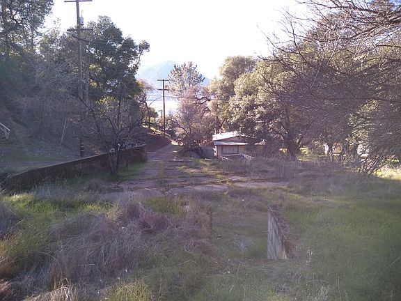 Back: more lake view if u trim