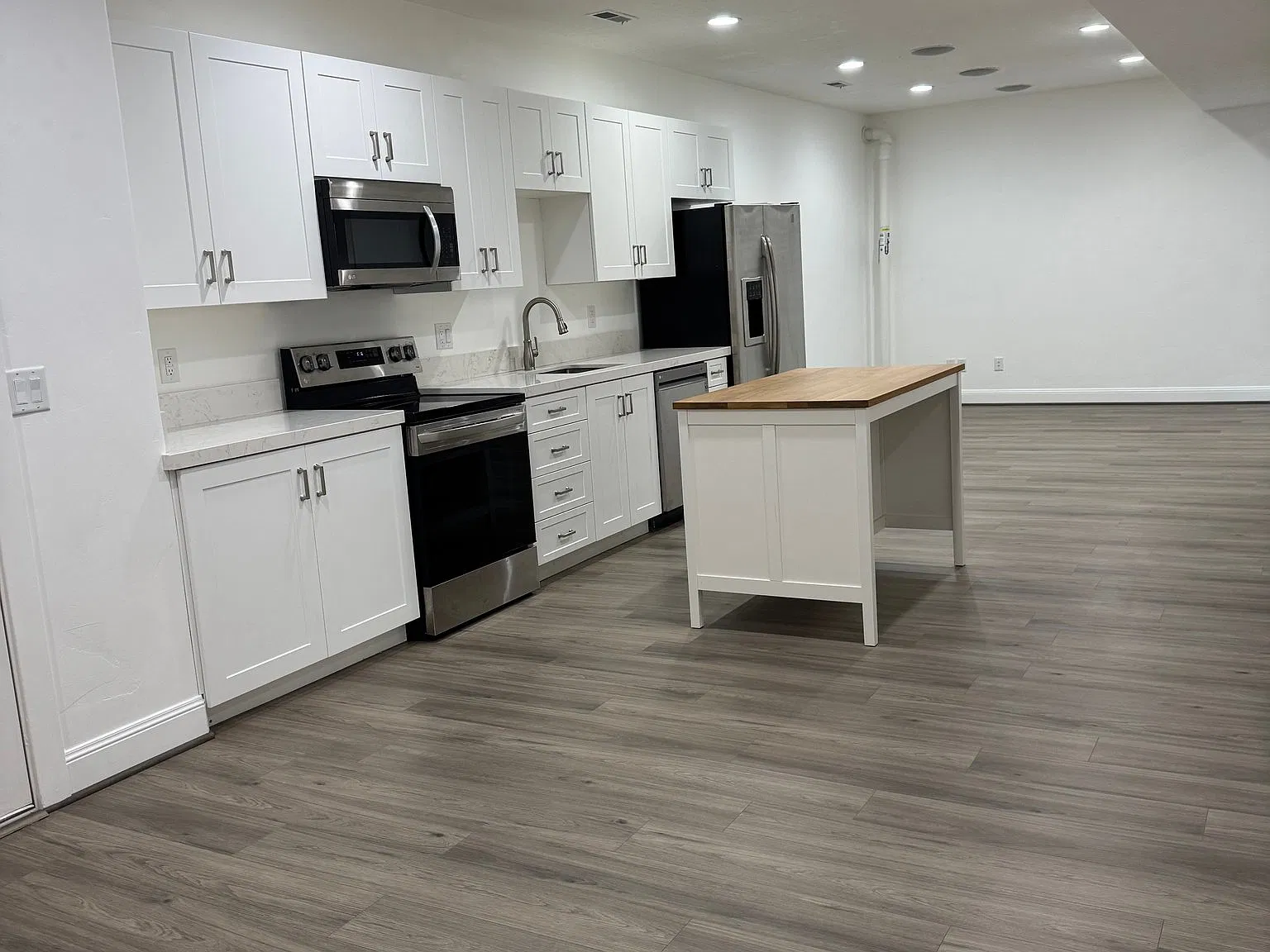 Beautiful location in Sandy, quiet neighborhood, up-to-date apartment just waiting for you. — Photo 1