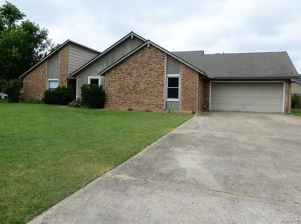 2nd image of 1905 Deer Run Cres