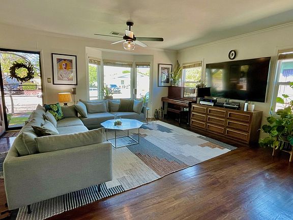 3rd image of 2468 Travers Ave