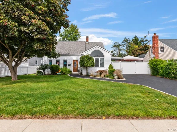 61 Hollyhock Road, Levittown, NY 11756