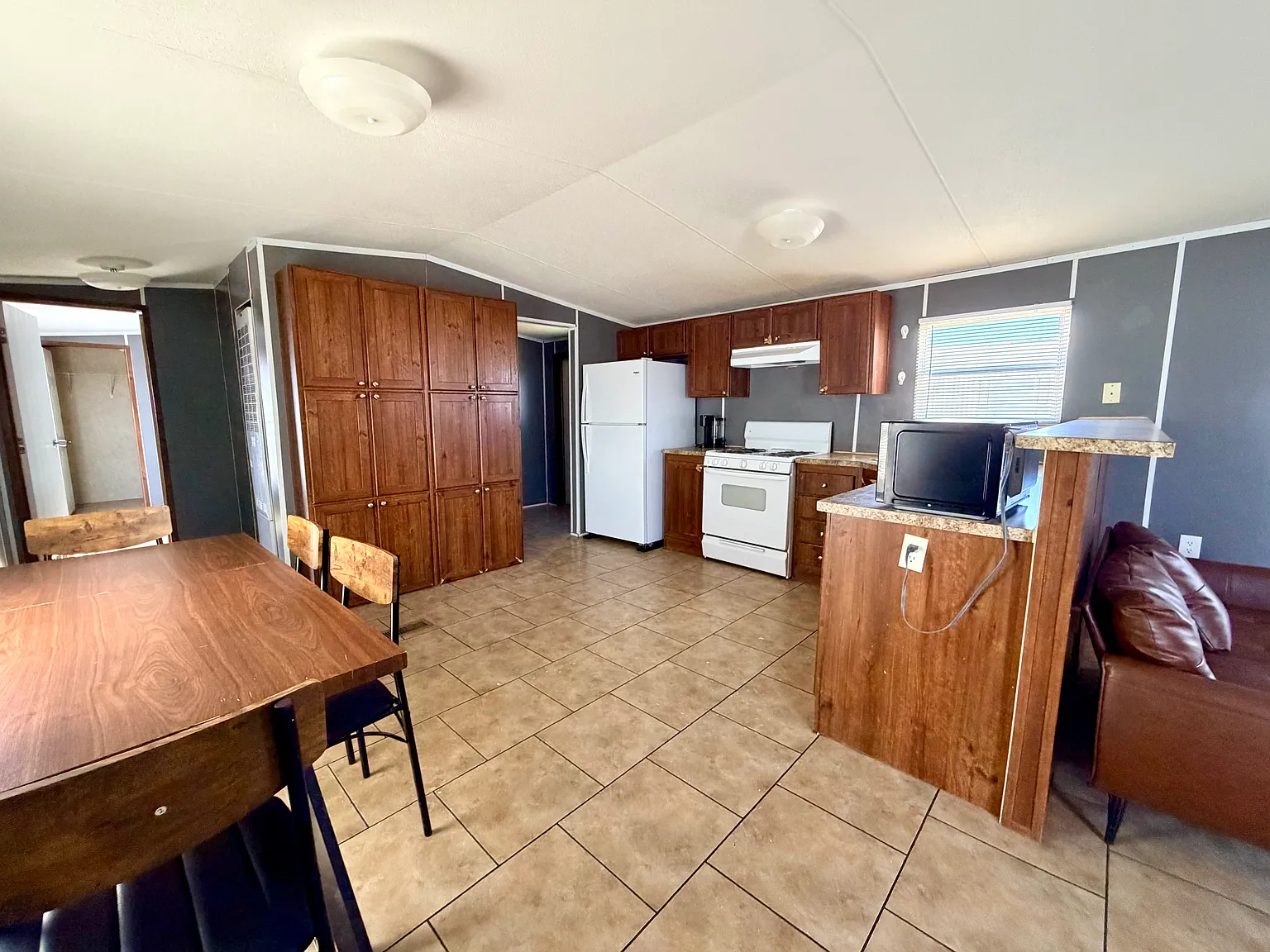 3 bed, 1152 sqft, $940 — Photo 3