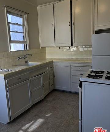 5th image of 1261 Armacost Ave