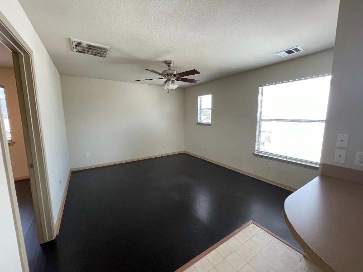 1Bed/1Bath Garage Apartment in Brentwood — Photo 3