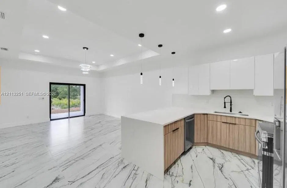 3 bed, 2.0 bath, 1213 sqft, $1,900 — Photo 4