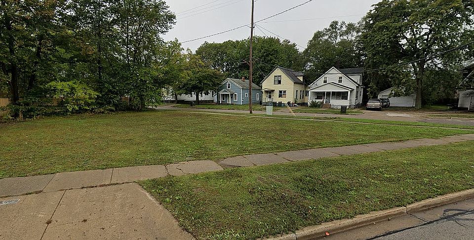 2nd image of 1047 Wood St