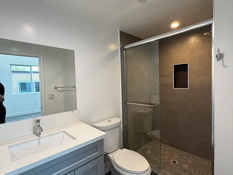 4557 Rosewood Ave #7 — Photo 6