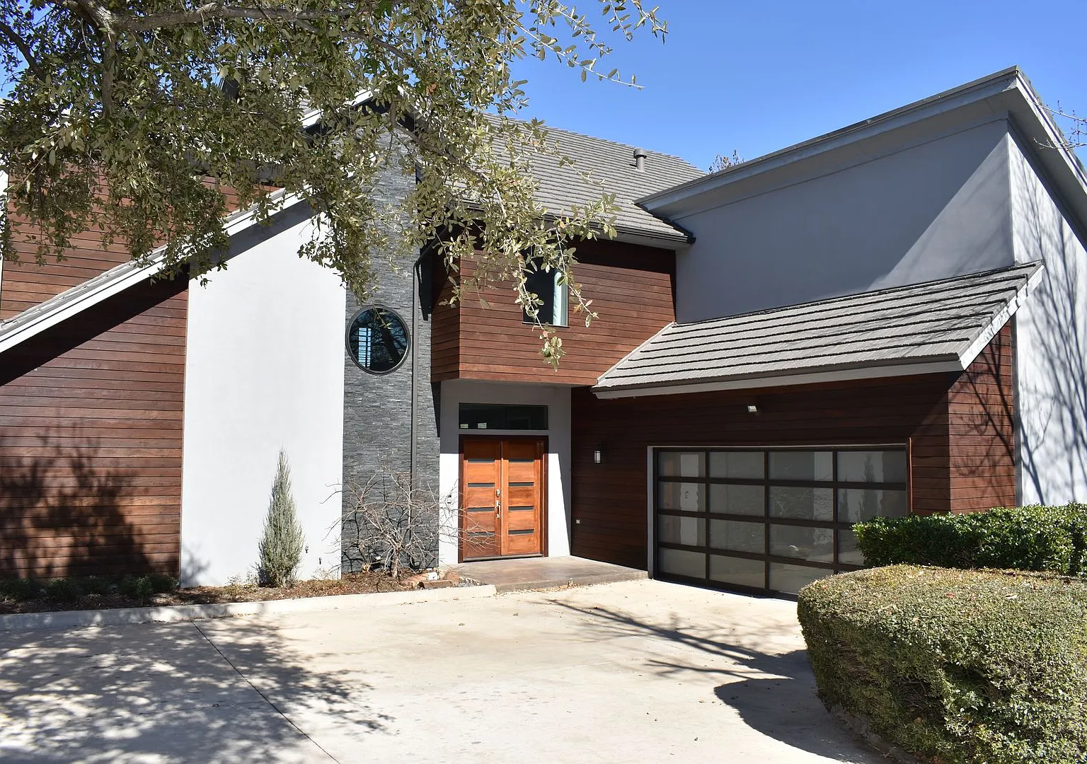 Modern home with pool in Arlington — Photo 2