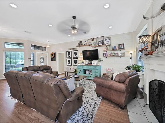 4th image of 260 Plum Cir