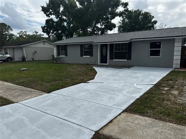 3704 Meadowbreeze Dr, Tampa, FL 33619