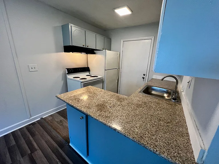 Creekside Apartments — Photo 7